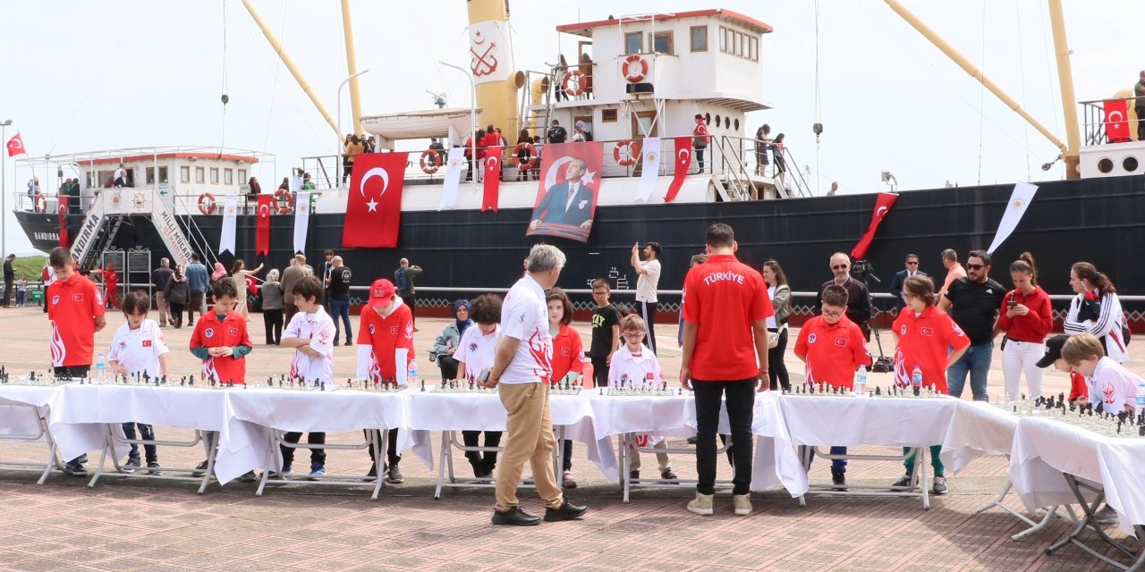 19 minik sporcu şampiyon ile gösteri maçı yaptı