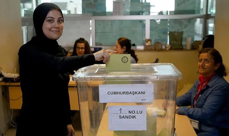 Oy verme işlemi sürüyor