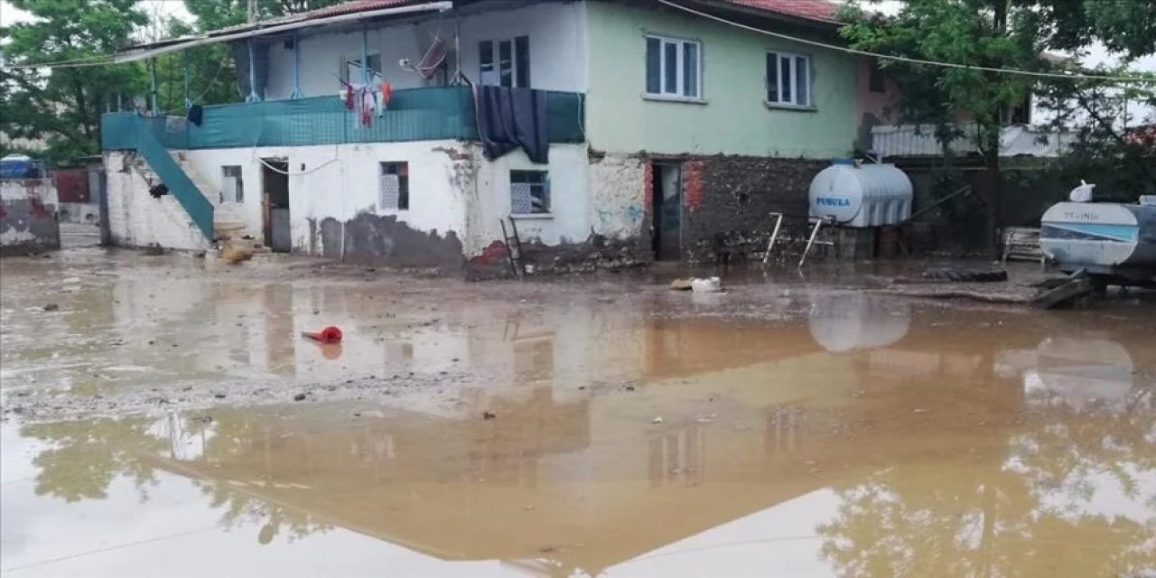 Şiddetli yağış su baskınına neden oldu