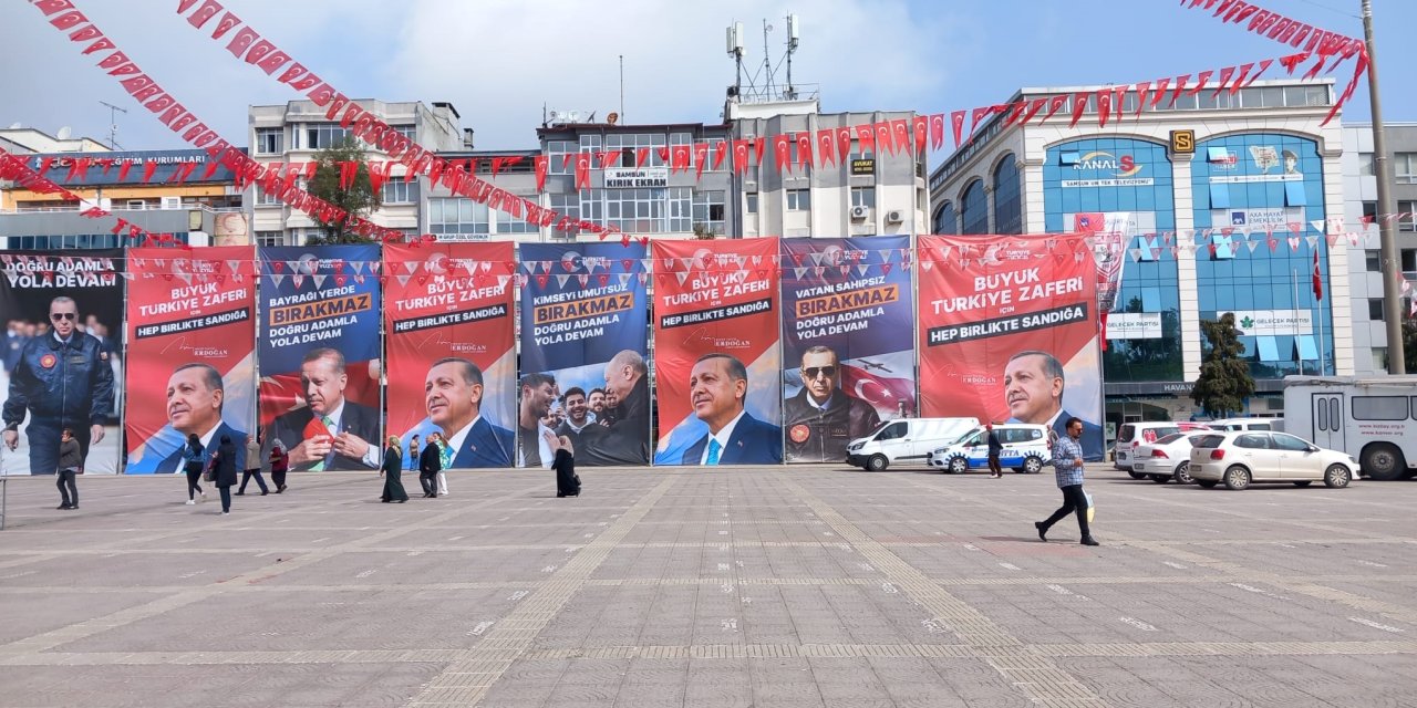 CHP'den Cumhuriyet Meydanı'ndaki afişlere tepki