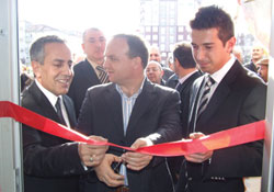 Açılış renkli geçti