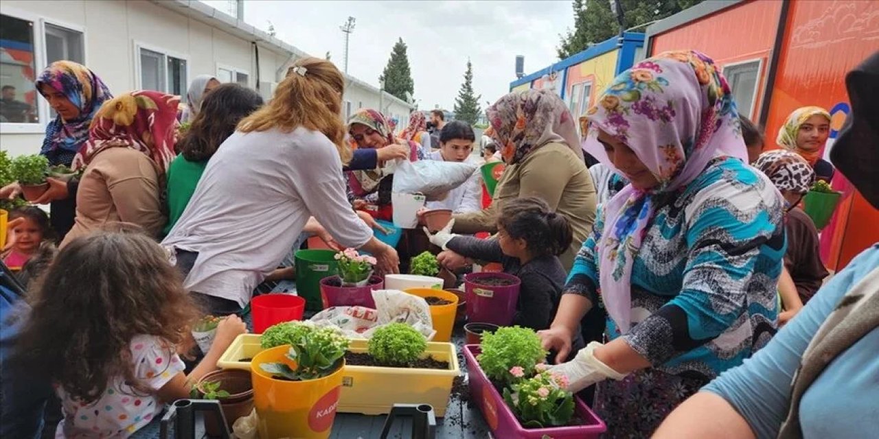 Deprem bölgesinde çiçek dikme etkinliği