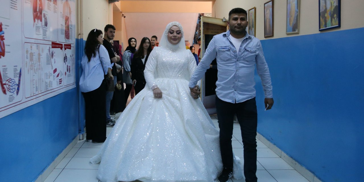 Sandığa gelinliğiyle gelerek oy kullandı