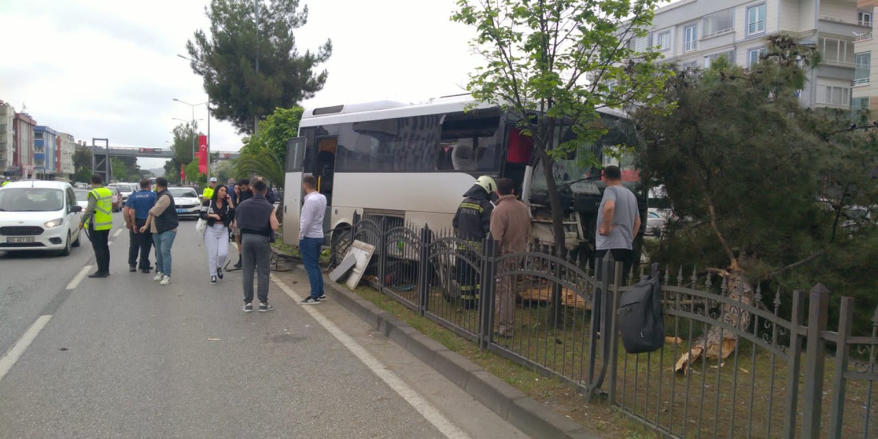 Refüje çarpan personel servisindeki 9 kişi yaralandı