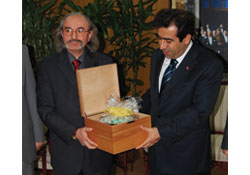 Güzeloğlu'na şükran plaketi