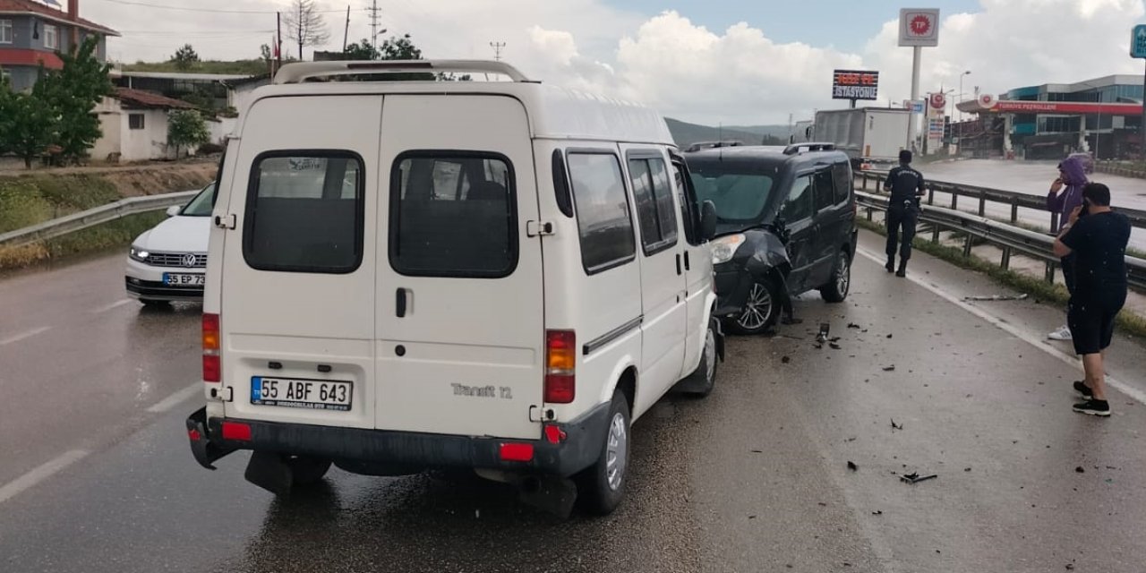 Trafik kazasında 4 araçta maddi hasar oluştu