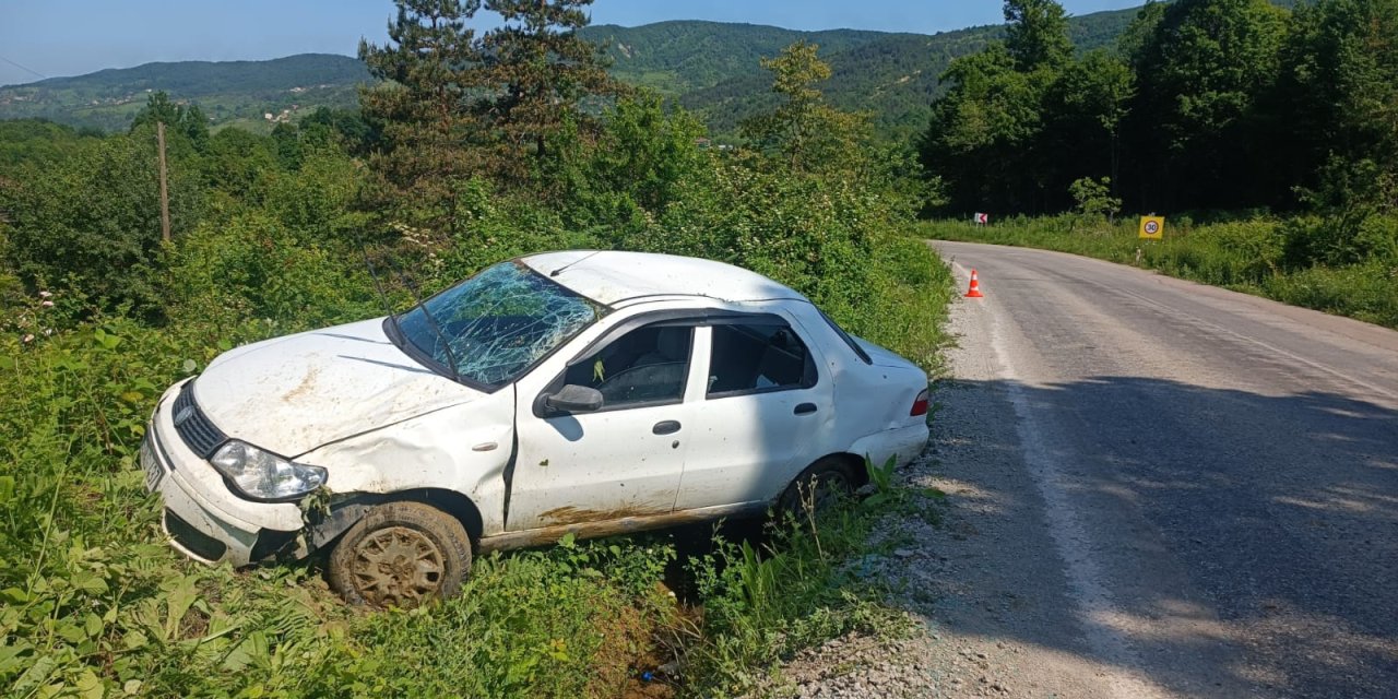 Otomobil su kanalına devrildi: 2 kişi yaralandı