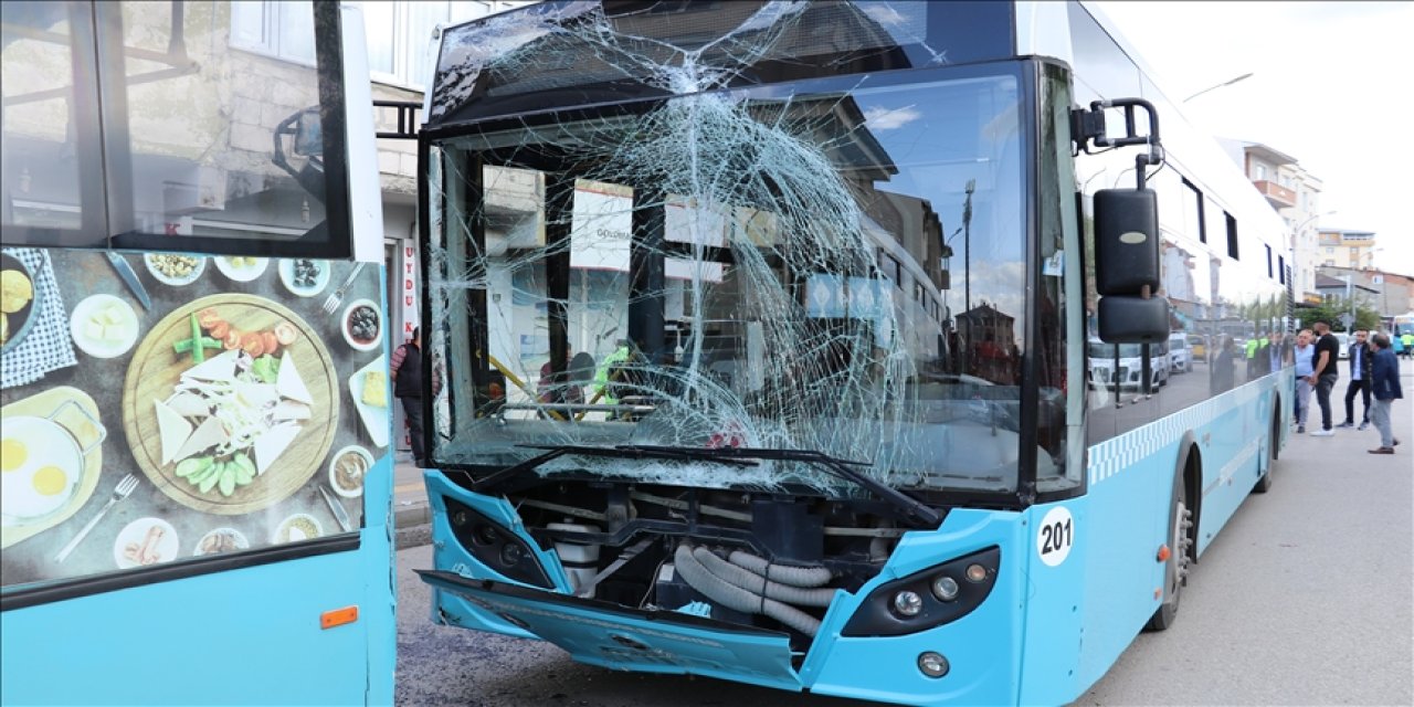 Trafik kazasında 15 yolcu yaralandı