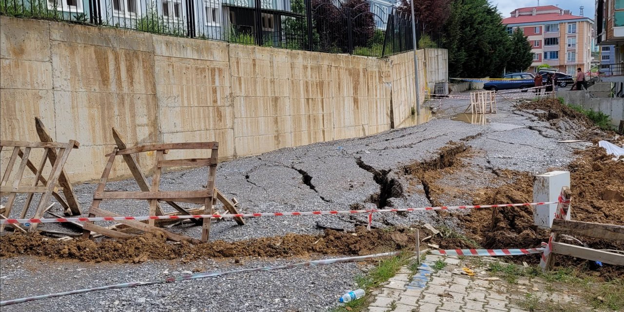 Yolda toprak kayması meydana geldi