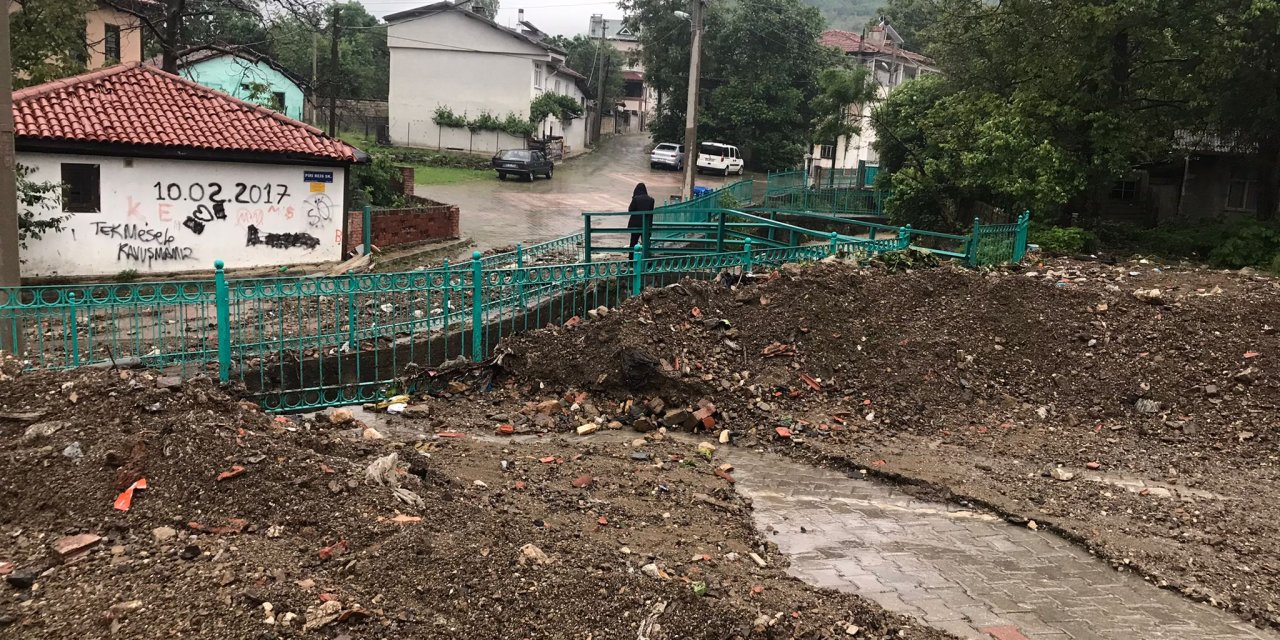 Ladik'te sağanak yağış sele neden oldu