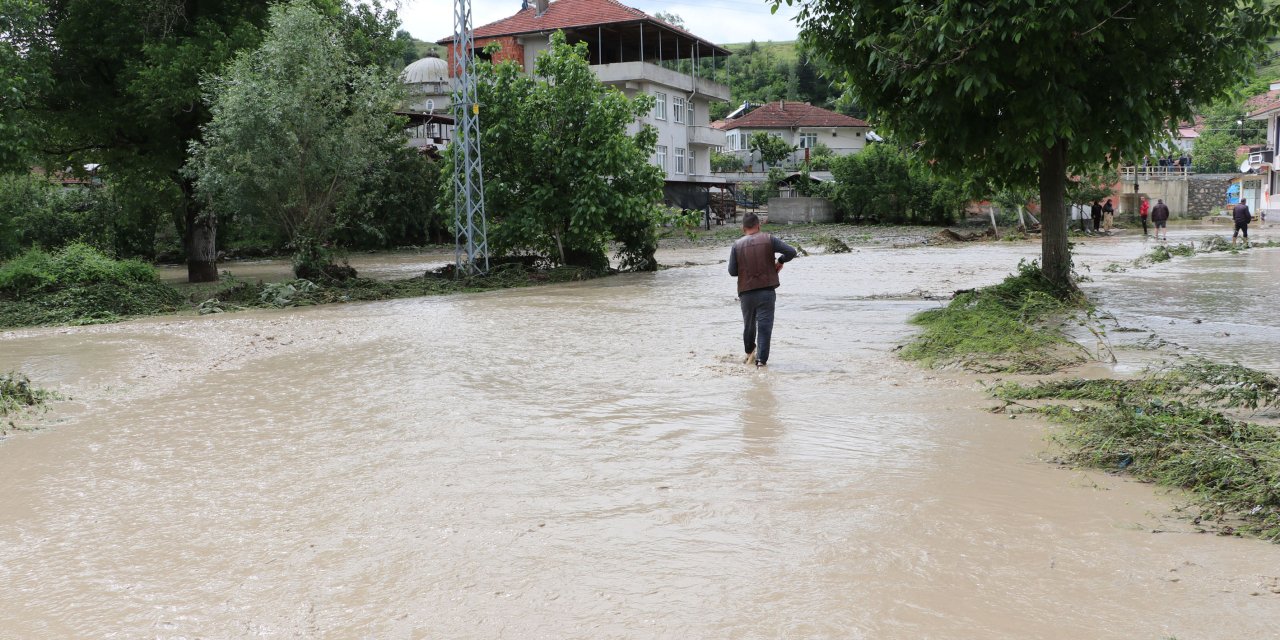 Samsun'un Bafra ilçesinde sel dolayısıyla grup yolunda ulaşım sağlanamıyor