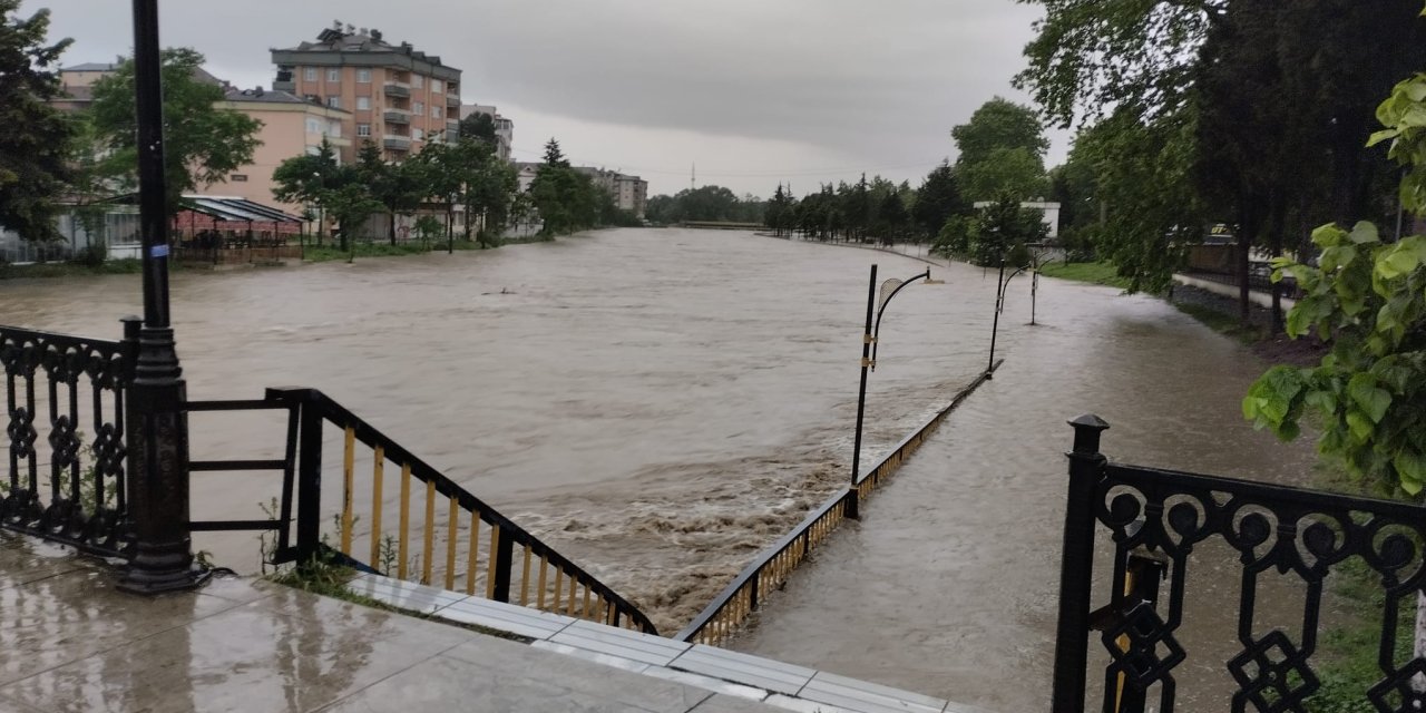 Yağışlar nedeniyle Terme Çayı taştı