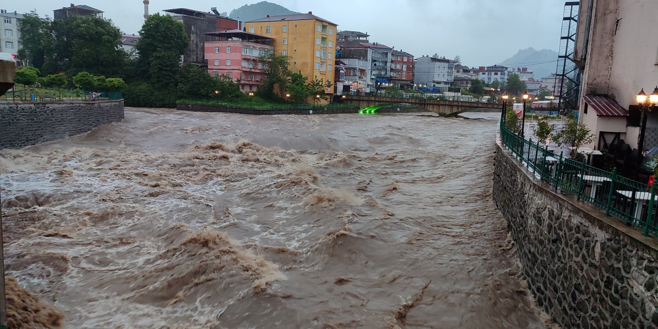 Salıpazarı'nda şiddetli yağış etkili oldu