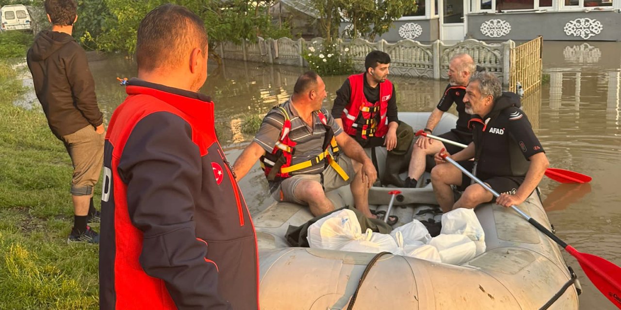 AFAD ile Türk Kızılay vatandaşlara erzak dağıttı