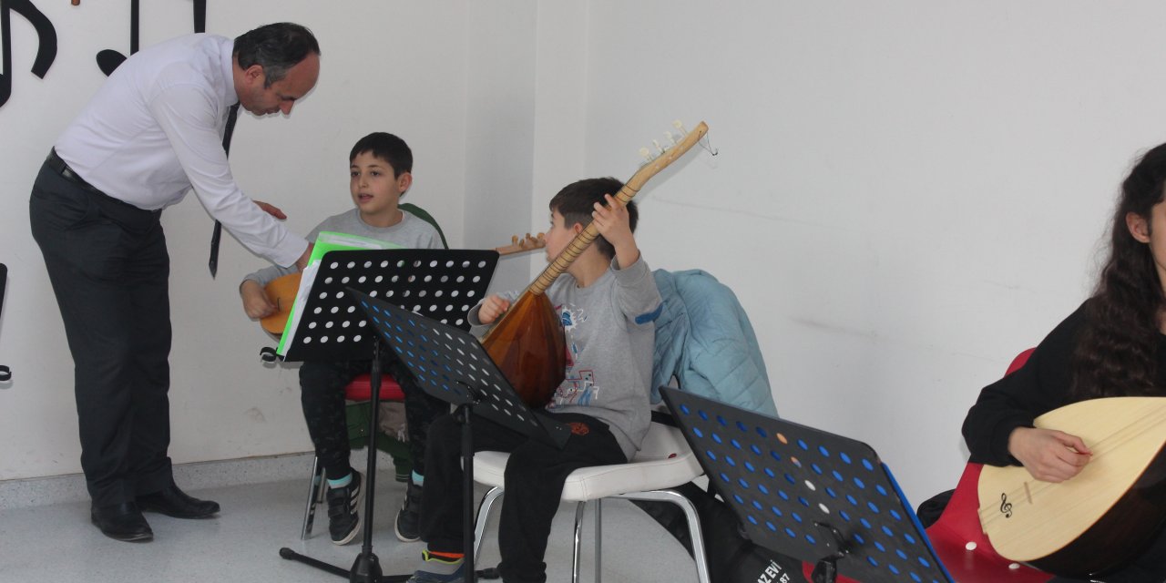 Gençlere müzik eğitimi veriliyor