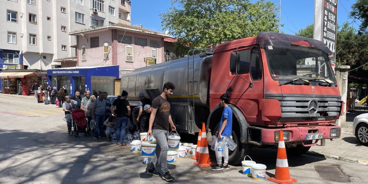 Vatandaşlara tankerle su dağıtılıyor