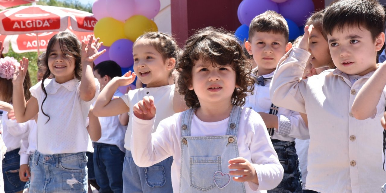 Minikler ilk mezuniyetlerini yaşadı