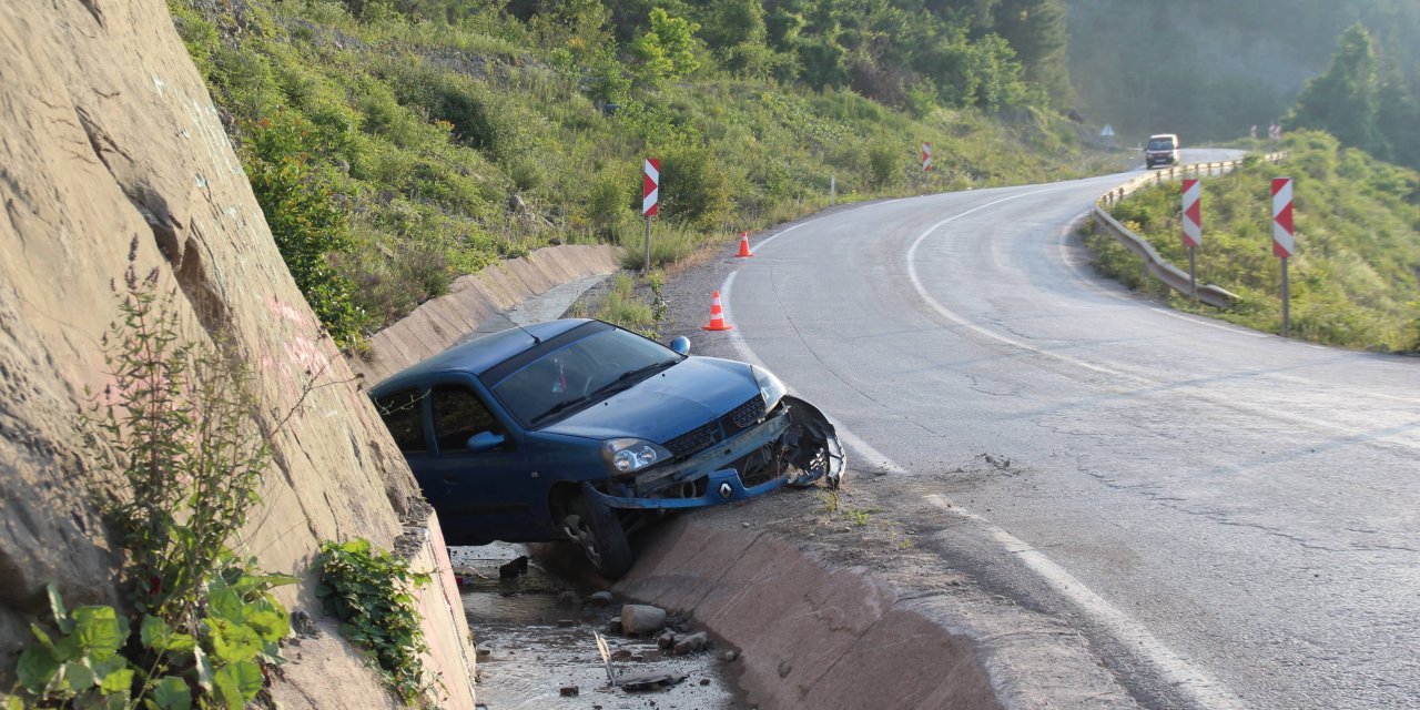 Su kanalına düşen otomobilde 1 kişi yaralandı