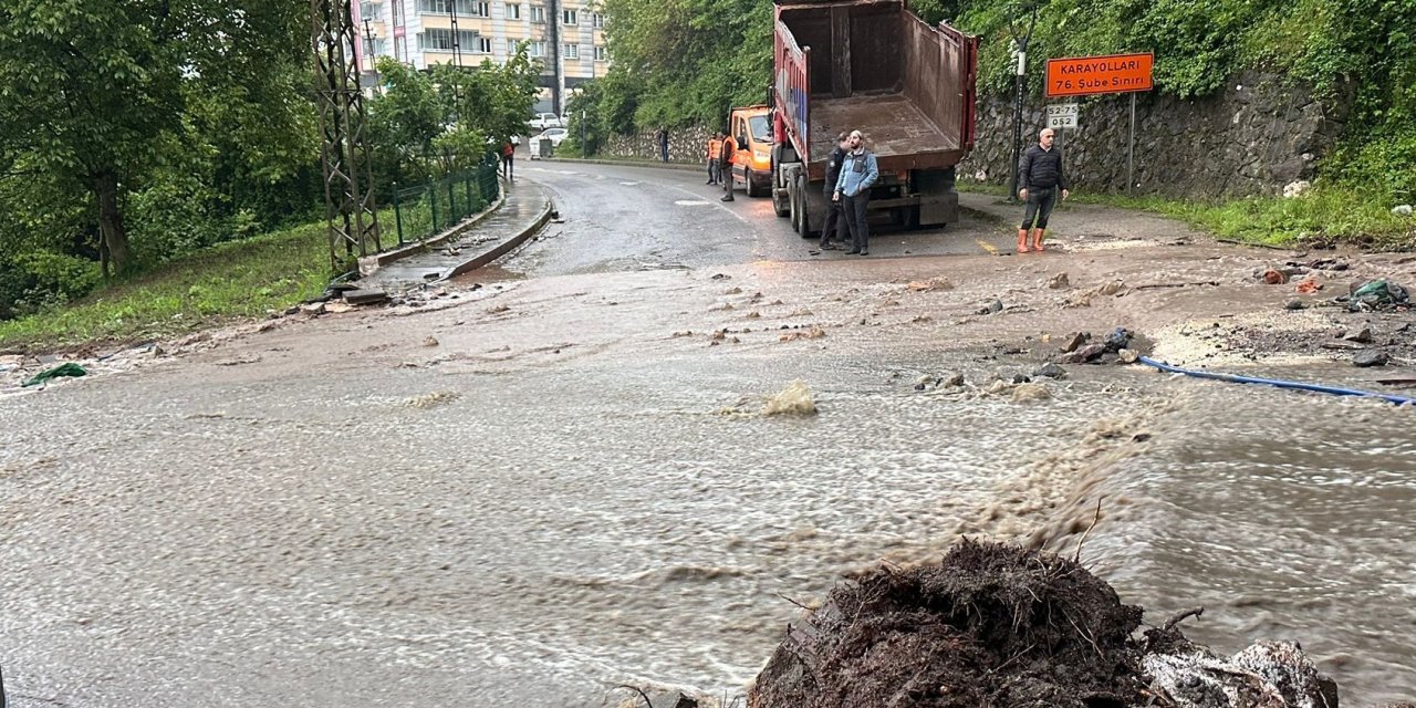 Sağanak nedeniyle dere taştı