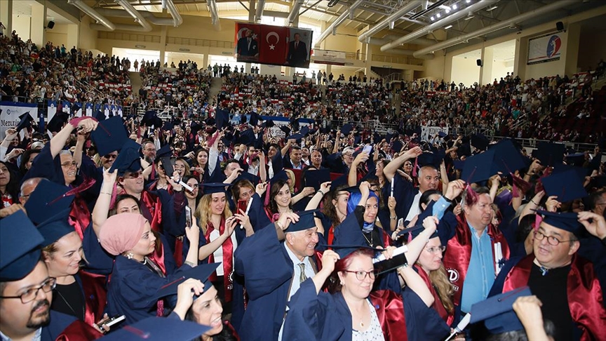 Anadolu Üniversitesi Açıköğretim Sistemi'nden mezun olanlar için tören yapıldı