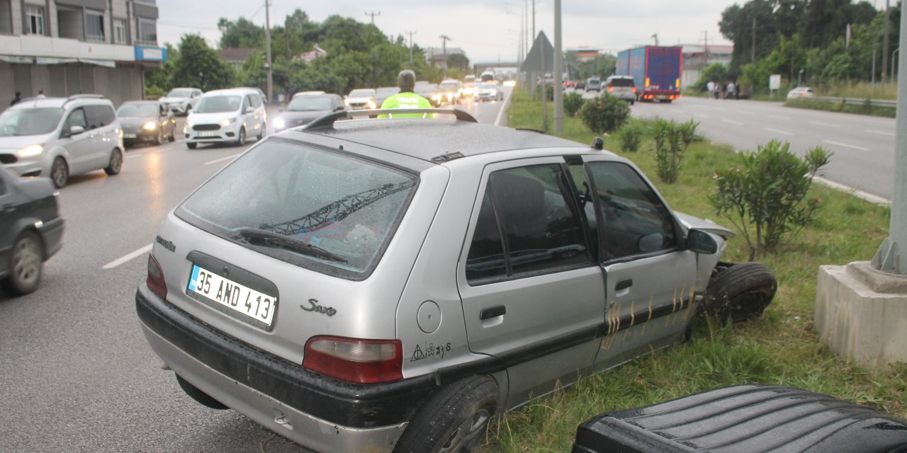 Aydınlatma direğine çarpan otomobildeki 2 kişi yaralandı