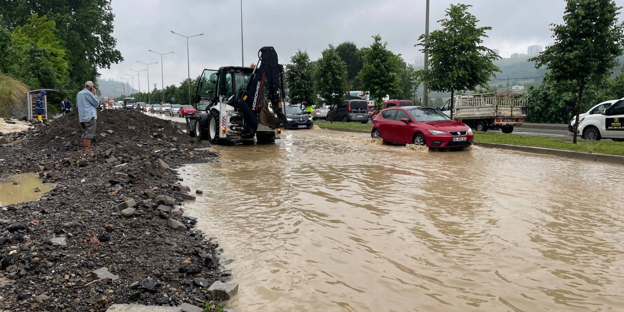 Şiddetli yağış sel ve taşkınlara neden oldu