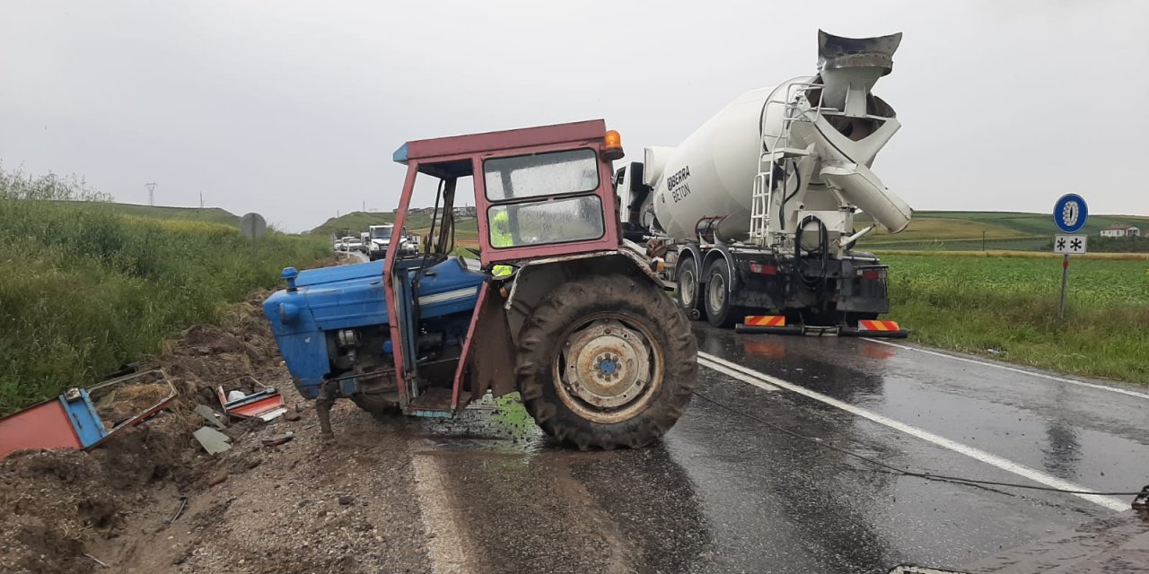 Beton mikseri ile traktör çarpıştı: 1 yaralı