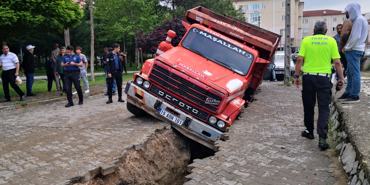 Freni boşalan kamyon altyapı için kazılan çukura düştü