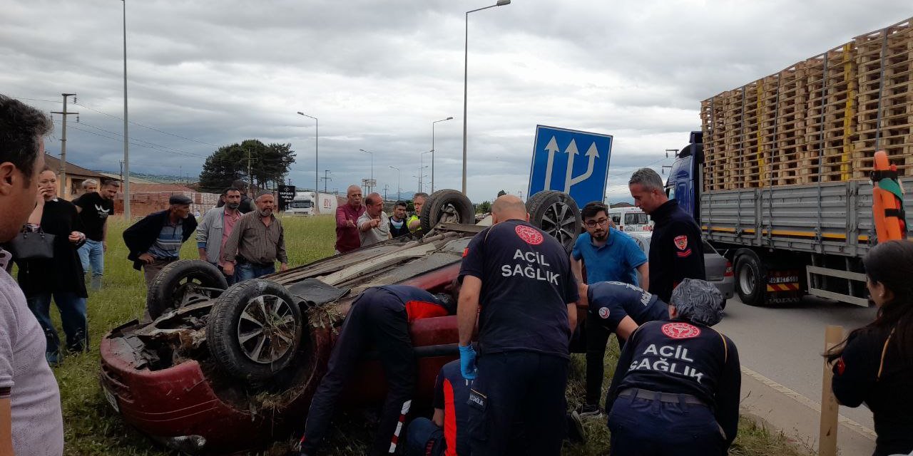 Trafik kazasında araçta sıkışan 2 kişi kurtarıldı