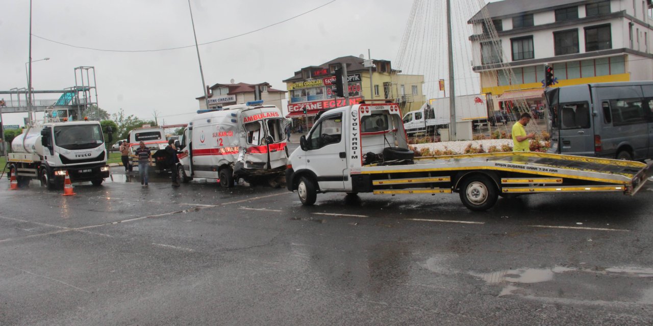 Tır, ambulans ve minibüsün karıştığı kazada 2 kişi yaralandı