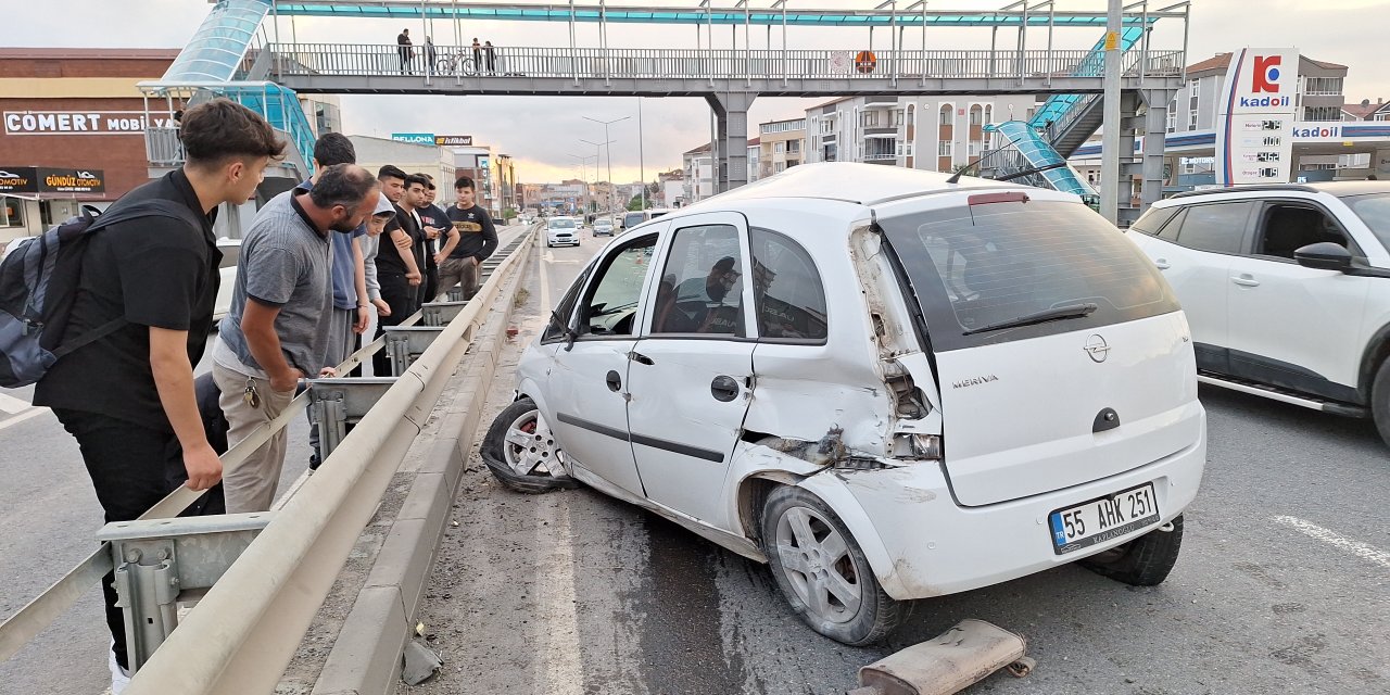 Otomobildeki 2 kişi yaralandı