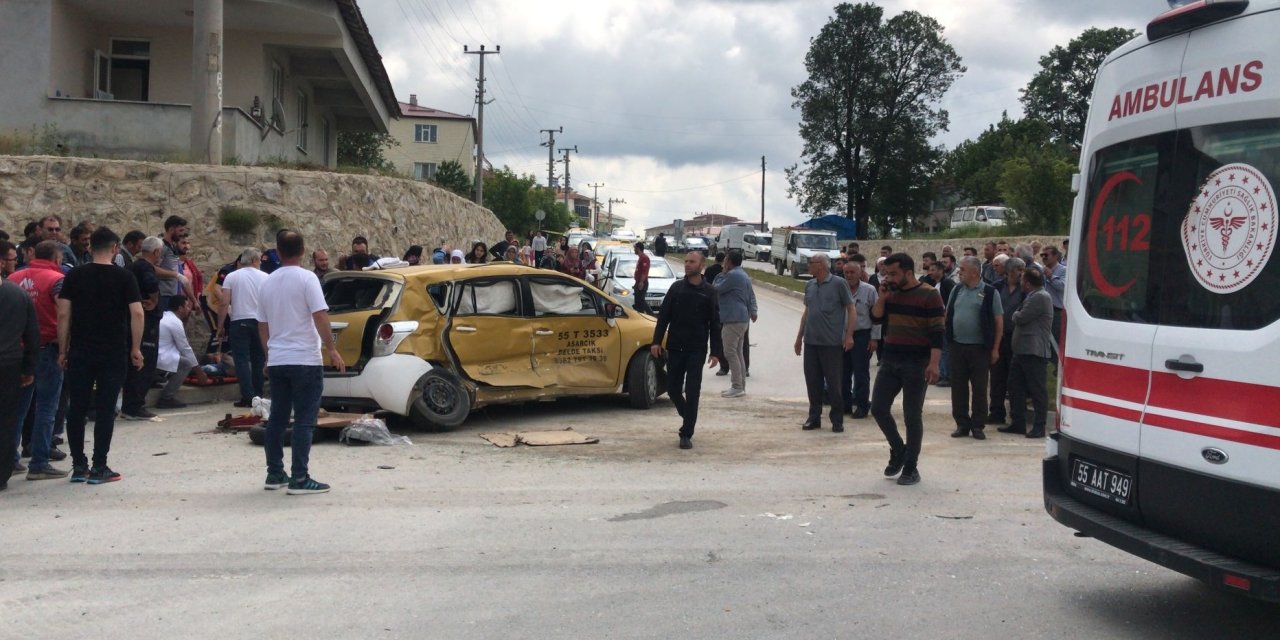 Samsun'da beton mikseri ile taksi çarpıştı