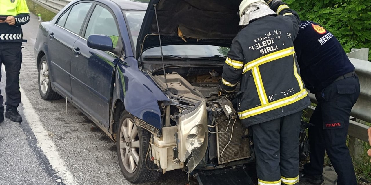 Bariyerlere çarpan otomobildeki 3 kişi yaralandı