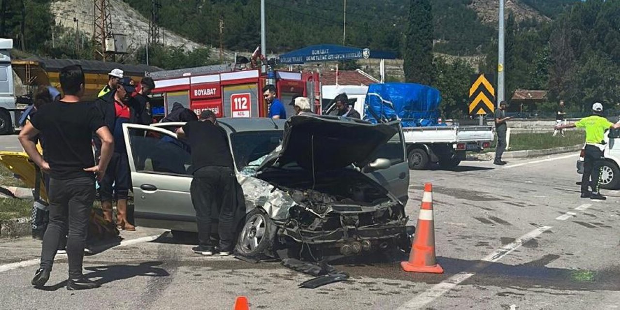 Tır ile çarpışan otomobildeki 2 kişi yaralandı