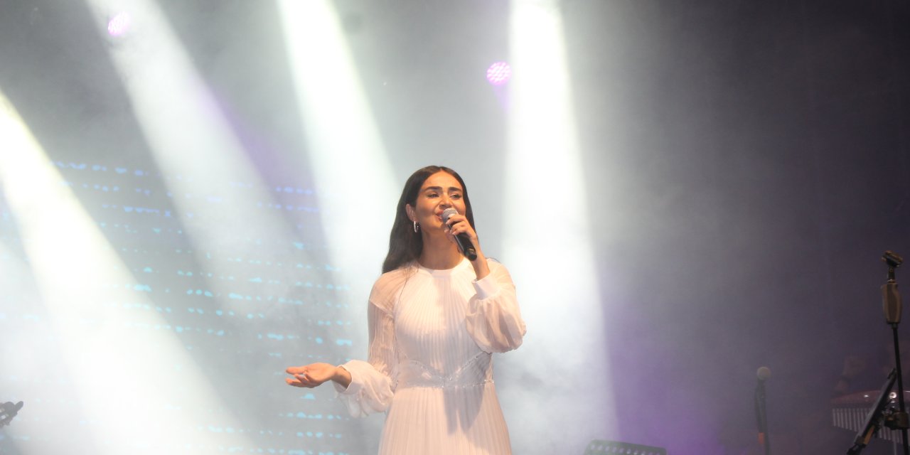 Elif Buse Doğan Çarşamba'da konser verdi