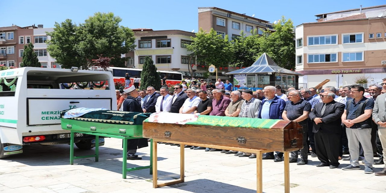 Trafik kazasında yanarak hayatını kaybeden 3 kişi toprağa verildi