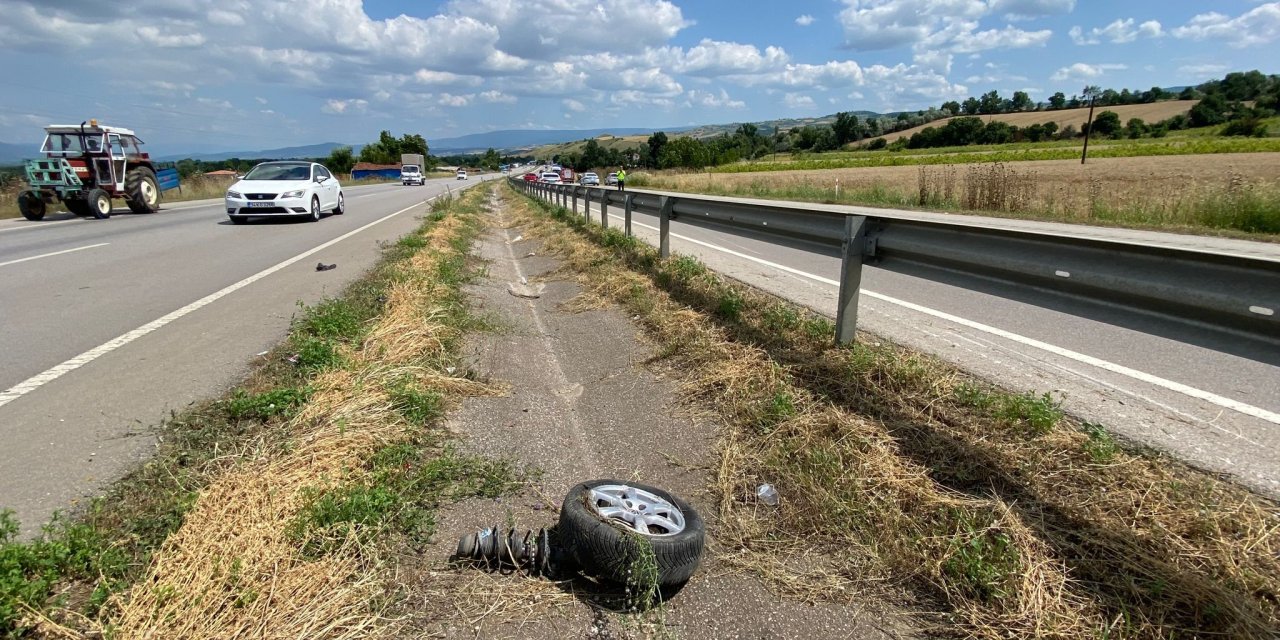 Bariyere çarpan otomobildeki 4 kişi yaralandı