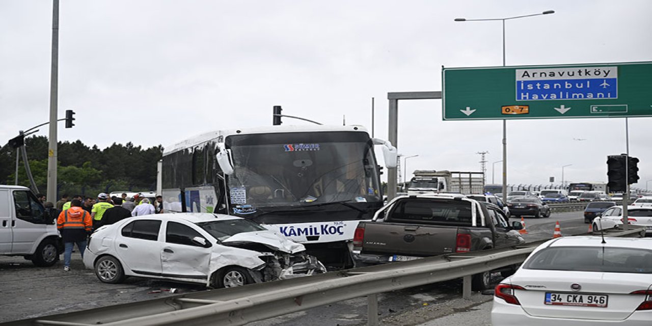 Karşı şeride geçen otobüs çok sayıda araca çarptı