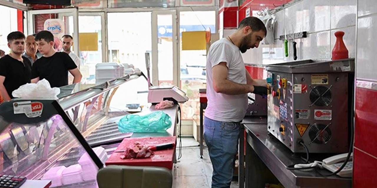 Kasaplarda kıyma mesaisi devam ediyor