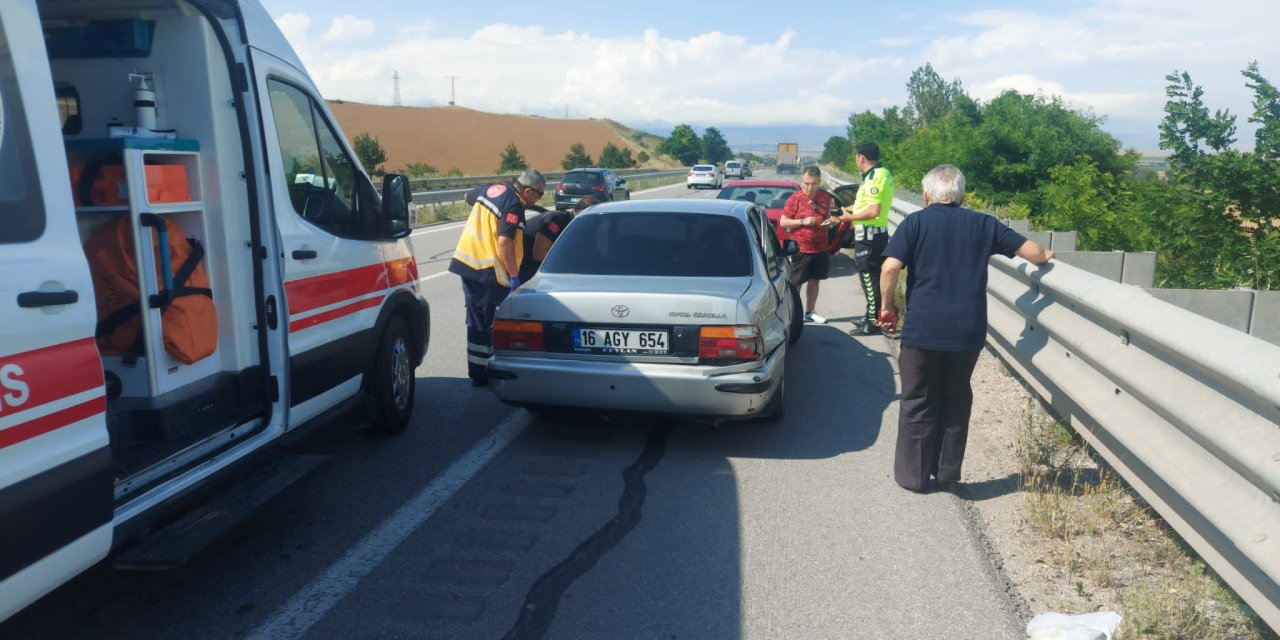 Bariyere çarpan otomobildeki 5 kişi yaralandı