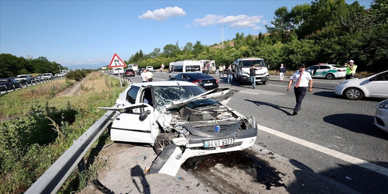 Zincirleme trafik kazasında 13 kişi yaralandı