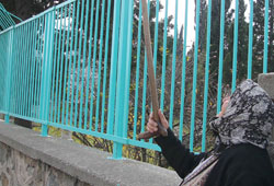 Mezarlığın demirleri çalındı