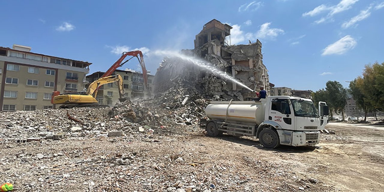 Ağır hasarlı binaların yıkımı sürüyor