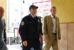 Babasının ruhsatlı silahını çaldı