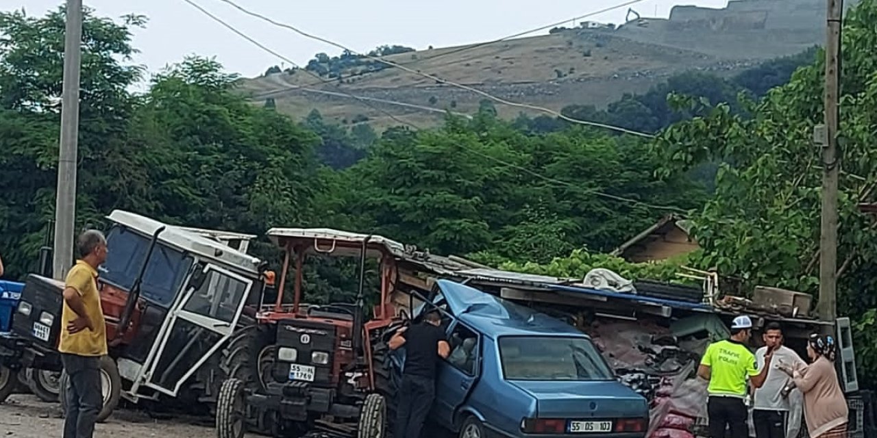 Traktörlere çarpan otomobilin sürücüsü yaralandı