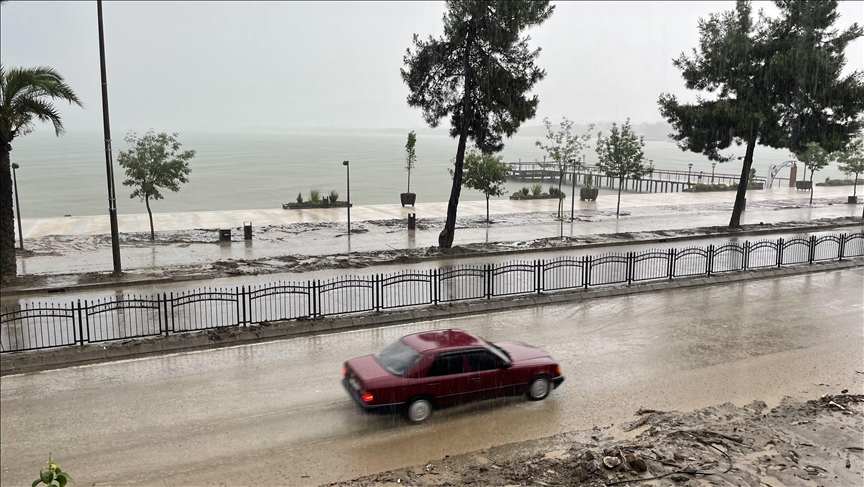 Karadeniz Sahil Yolu'nun heyelandan kapanan kesimleri ulaşıma açıldı