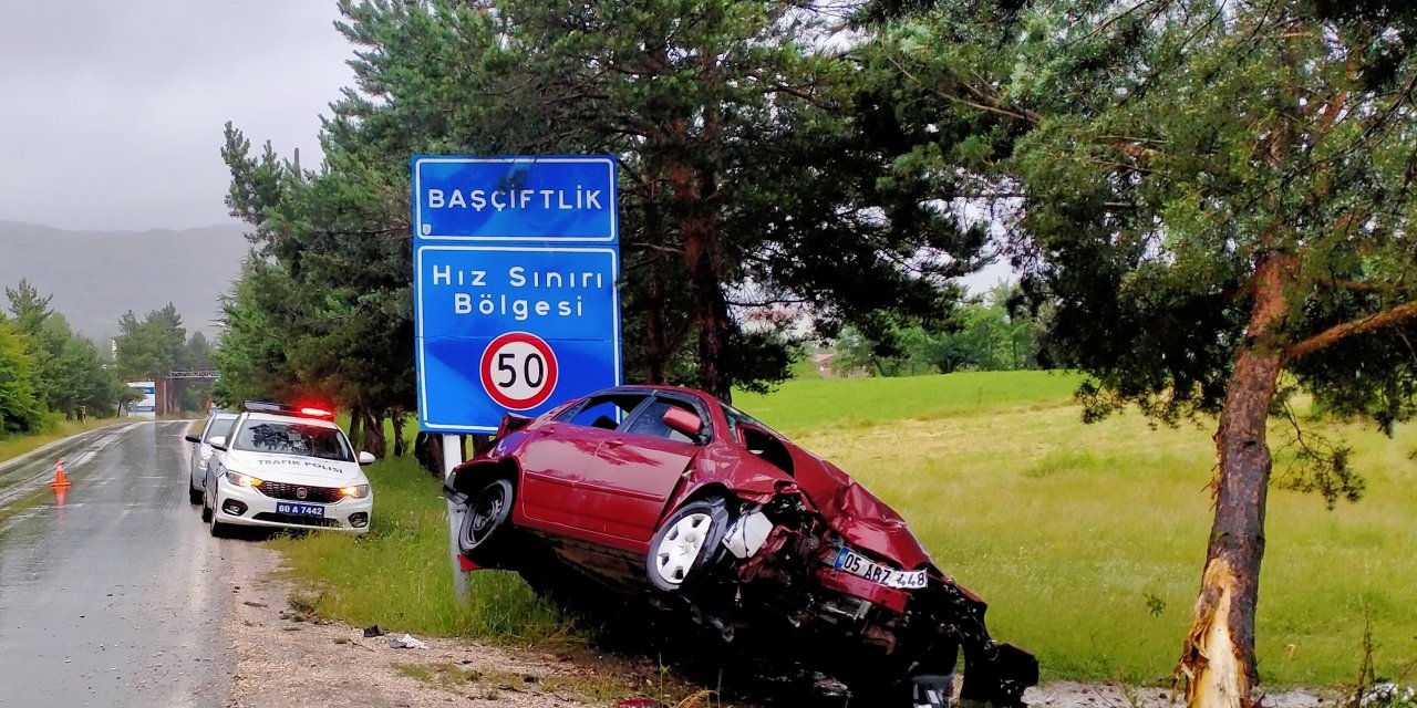 Ağaca çarpan otomobildeki 3 kişi yaralandı