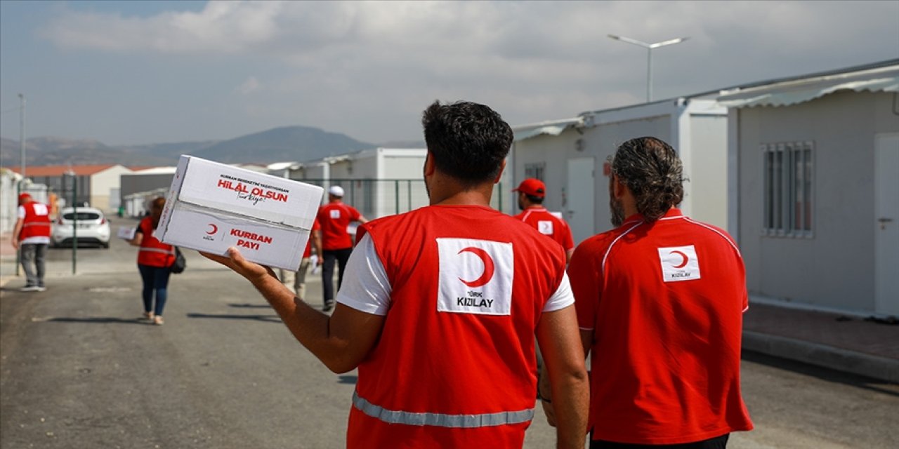 Deprem bölgesinde 50 ton kurban payı dağıttı