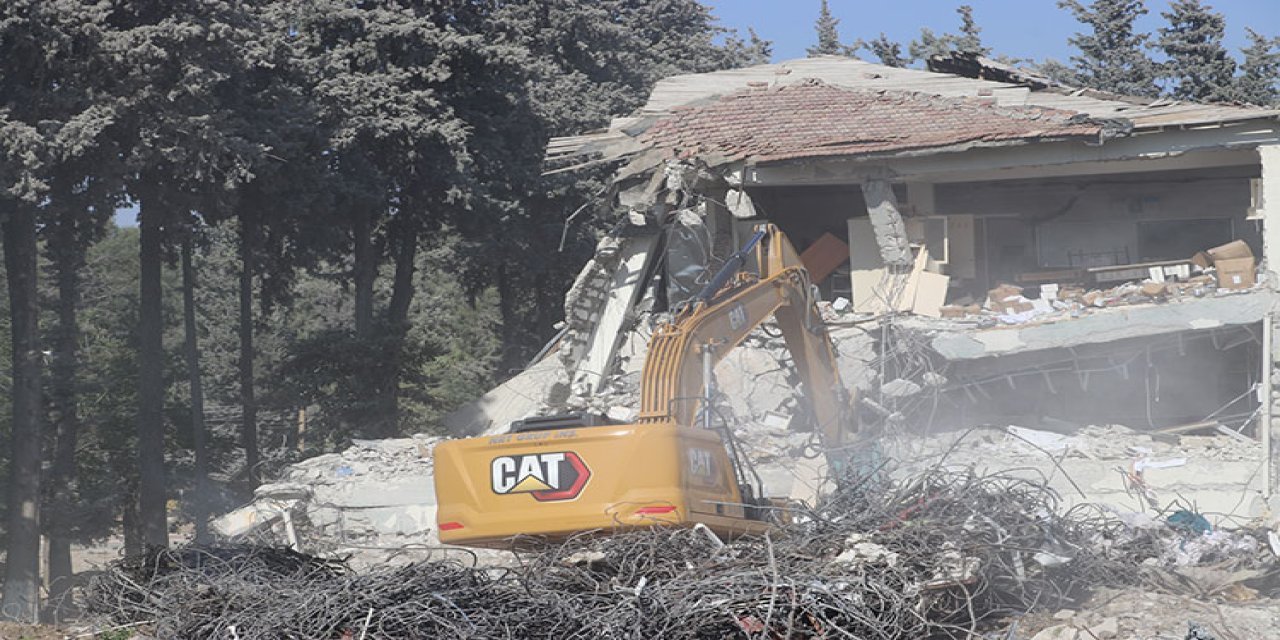 Ağır hasarlı binaların yıkımı sürüyor