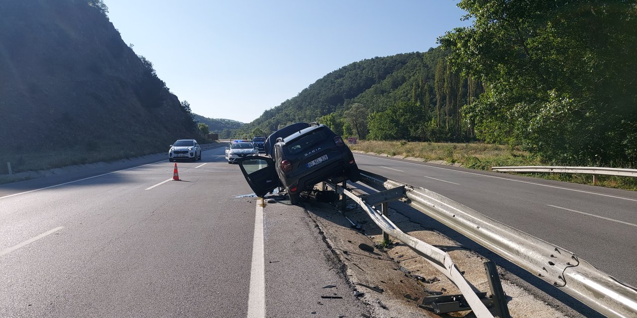 Bariyere çıkan otomobildeki 4 kişi yaralandı